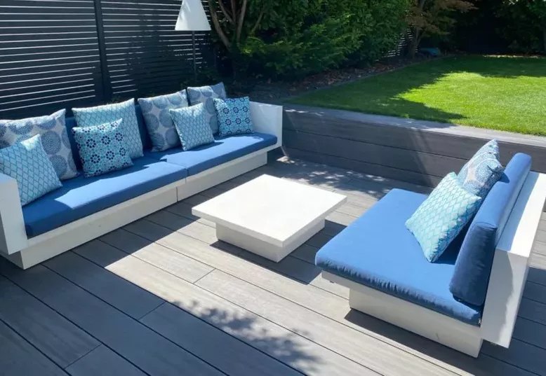 Outdoor-Lounge am Pool eines Privatgartens in Mannheim