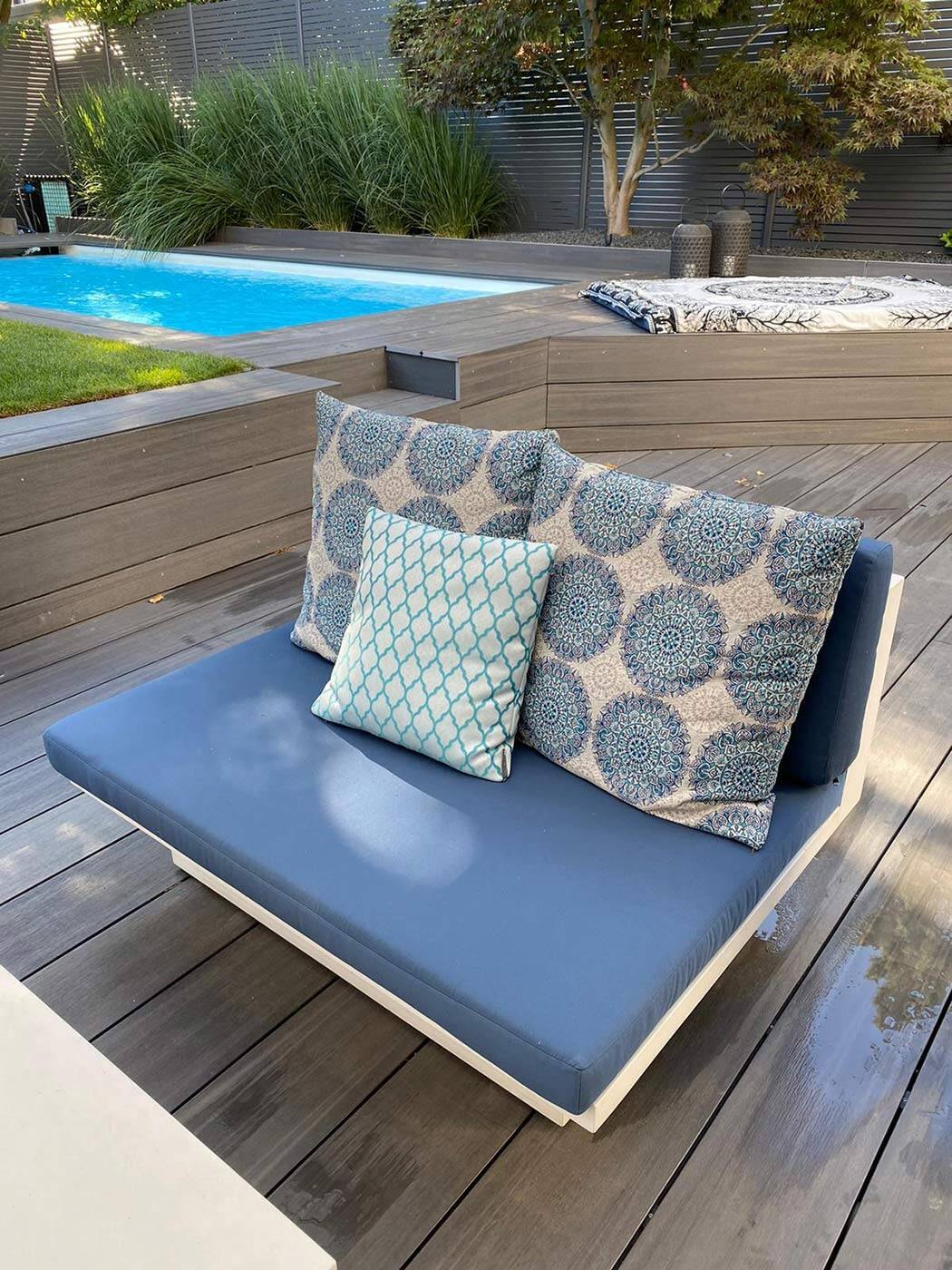 Outdoor-Lounge am Pool – Ansicht 3