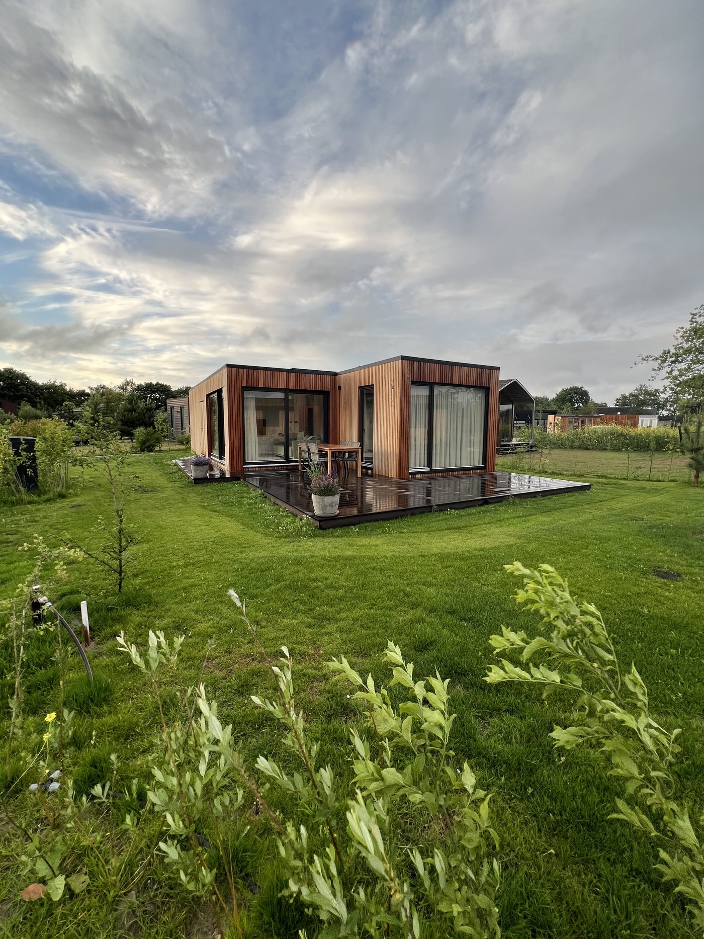 Fassade des Tiny House am Abend